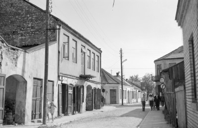 Zabudowa miasta, kamienice przy ulicy. Elewacja i mieszkańcy. , skan 1