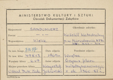  Katedra - wnętrze, widok na głowicę służki i gzyms filaru międzynawowego - metryczka, skan 1