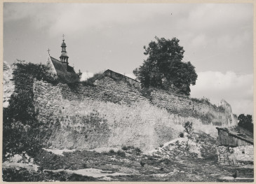 Mury obronne - fragment odcinka płd., widok od strony płd. - zach. , skan 1