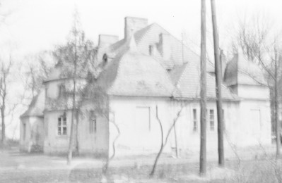 dwór obronny - elewacja boczna od ogrodu, skan 1