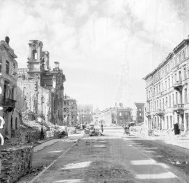Zniszczona zabudowa w okolicach placu Krasińskiego i ul. Miodowej. Uprzątnięta ulica, przygotowania do odbudowy., skan 1