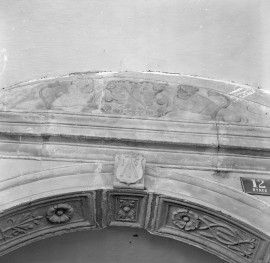 kamienica - portal, fragment, skan 1