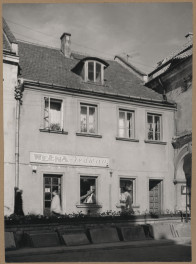 Rynek - kamienica nr 9, widok elewacji frontowej, skan 1