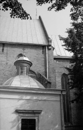 Bazylika kolegiacka Świętej Trójcy - fragment elewacji pd. nawy głównej i fragment prezbiterium., skan 1