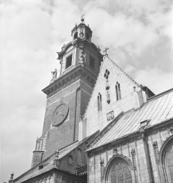 zespół Wzgórza Wawelskiego - Bazylika archikatedralna pw. św. Stanisława i św. Wacława - wieża Zegarowa - widok od zachodu, skan 1