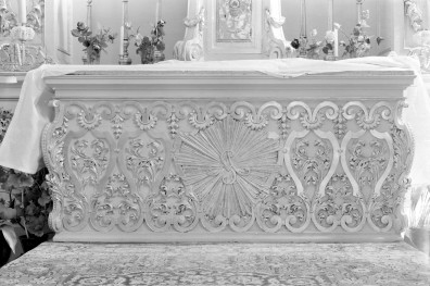 Kościół św. Stanisława Biskupa i Męczennika i św. Małgorzaty - wnętrze. Mensa ołtarza głównego. , skan 1