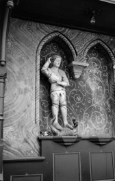 Katedra Niepokalanego Poczęcia NMP - prezbiterium: stalle, figura św. Jerzego, skan 1
