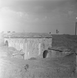 Twierdza Różan - fort nr. 1, kanoniera pomiędzy skarpami, skan 1