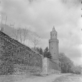 mury miejskie - Baszta "Morze Czerwone" oraz fragment murów obronnych - widok od strony miasta, skan 1