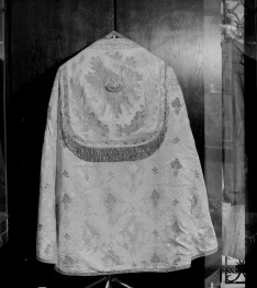 Skarbiec Katedralny - Kapa. Francja ok. 1730. Całość, tył., skan 1