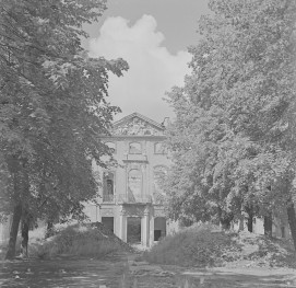 Zniszczony pałac Czapskich. Korpus główny pałacu., skan 1