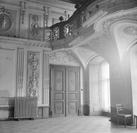Pałac - wnętrze: sala na pierwszym piętrze. Pilastry, dekor, lunety i portal do sąsiedniej sali., skan 1