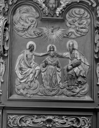 Kościół Mariacki pw. Wniebowzięcia Najświętszej Marii Panny - prezbiterium - stalle (fragment) - koronacja Matki Boskiej, skan 1