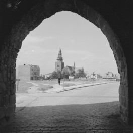 fragment miasta z widokiem na kościół pw. Narodzenia Najświętszej Maryi Panny - widok z przejazdu Bramy Bańskiej, skan 1