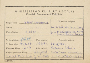  Katedra - wnętrze, widok na gzyms filaru międzynawowego i głowicę służki - metryczka, skan 1