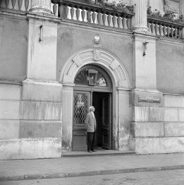 pałac Komisji Wojewódzkiej Kaliskiej - portal główny w elewacji wsch., skan 1