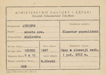 Kościół parafialny - budynek d. klasztoru, widok okna w elewacji zach. - metryczka, skan 1