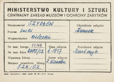 Zespół zamkowy - widok z Sali Rycerskiej na Skarbczyk - metryczka, skan 1