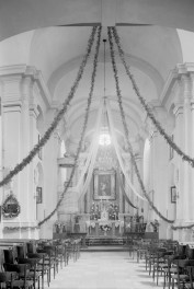 kościół pw. św. Józefa Oblubieńca - wnętrze - nawa główna - prezbiterium - ołtarz, skan 1