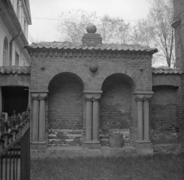 kościół pw. Wniebowzięcia Najświętszej Maryi Panny i św. Zygmunta - element romański - fragment, skan 1