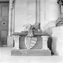 klasztor Benedyktynek - kościół pw. Wniebowzięcia Najświętszej Maryi Panny - Mauzoleum Piastów Jaworsko - Świdnickich - wnętrze - sarkofag Bolka II - fragment, skan 1