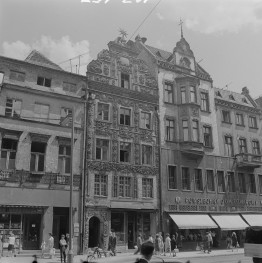 rynek miejski - pierzeja wschodnia - Kamienica Pod Gwiazdą - elewacja frontowa, skan 1