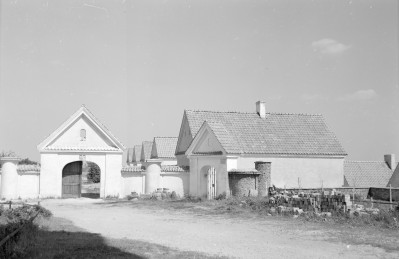 dawny klasztor kamedułów - eremy, wiodk ogólny z bramą wejściową , skan 1