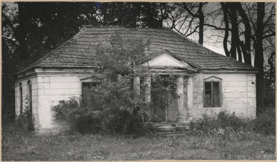 Zespół dworski - oficyna, widok ogólny od frontu , skan 1