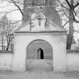 Kościół św. Jadwigi - brama w ogrodzeniu i widok na portal ostrołukowy kościoła, skan 1