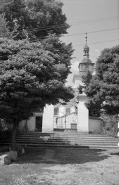 Kościół św. Jana Chrzciciel - widoczna wieża i brama w murze otaczającym kościół. Schody., skan 1