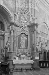 zespół klasztorny Bernardynów, kościół, ob. parafialny pw. Przemienia Pańskiego i św. Michała Archanioła -wnętrze: ołtarz boczny, skan 1