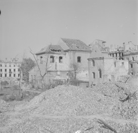 Kościół Narodzenia Najświętszej Maryi Panny - widok od strony prezbiterium, skan 1