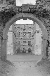 zamek Krzyżtopór - pałac Ossolińskiego - wieża bramna - dziedziniec główny - dziedziniec owalny, skan 1