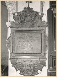 Zespół klasztorny - kościół, wnętrze, widok epitafium Mozgawów, skan 1