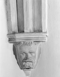 Stary Ratusz - wnętrze: wspornik z 2 połowy XV wieku. "Twarz"., skan 1