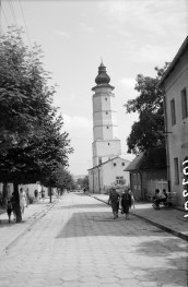 Fragment zabudoway miejskiej z widoczną wieżą ratuszową., skan 1