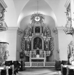 Kolegiata św. Apostołów Piotra i Pawła - wnętrze: prezbiterium i ołtarz główny i fragment ambony, skan 1