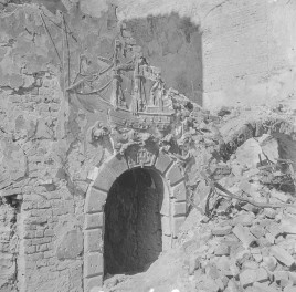 Zniszczona kamienica "Pod Okrętem". Widoczny relief okrętu na portalem., skan 1