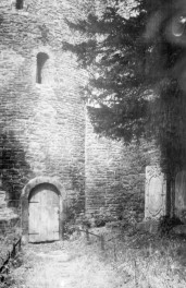 rotunda św. Gotarda tzw. kościół polski - elewacja boczna, portal w wieży i nagrobek, skan 1