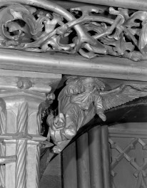 Kościół Mariacki pw. Wniebowzięcia Najświętszej Marii Panny - ołtarz Wita Stwosza: Predella - figura aniołka pod fryzem, skan 1