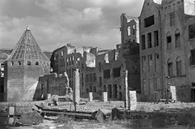 Targ Węglowy - baszta słomiana i ruiny zabudowy, skan 1