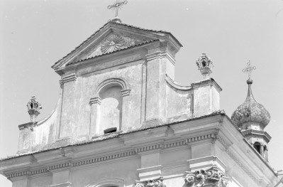 Kościół Przemienienia Pańskiego - elewacja frontowa, szczyt z gzymsem wieńczącym oraz sygnaturką, skan 1