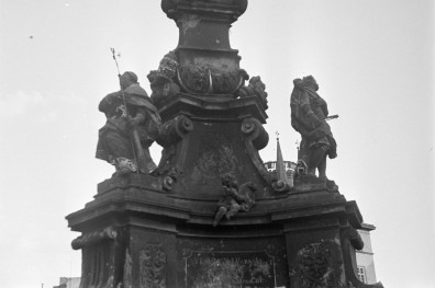 rynek - figura Matki Bożej, detale architektoniczne, skan 1