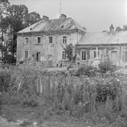 dawny pałac biskupów - skrzydło pałacowe, elewacja od strony dziedzińca, skan 1