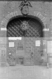 ratusz - wejście do muzeum, skan 1