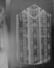 Skarbiec katedralny - Ornat. Francja ok. 1680-1700 rok. Całość, tył., skan 1