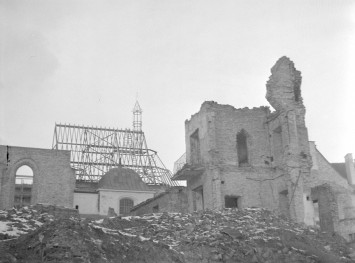 Katedra pw. św. Jana Chrzciciela. Widok od strony placu Zamkowego w czasie odbudowy., skan 1