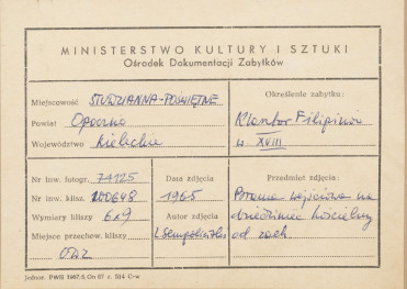 Zespół klasztorny Filipinów - widok na fasadę kościoła i bramę główną - metryczka, skan 1