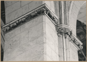  Katedra - wnętrze, widok na głowicę służki i gzyms filaru międzynawowego, skan 1