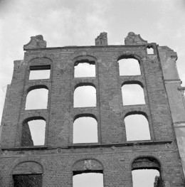 kamienica - elewacja północna - ruina, skan 1